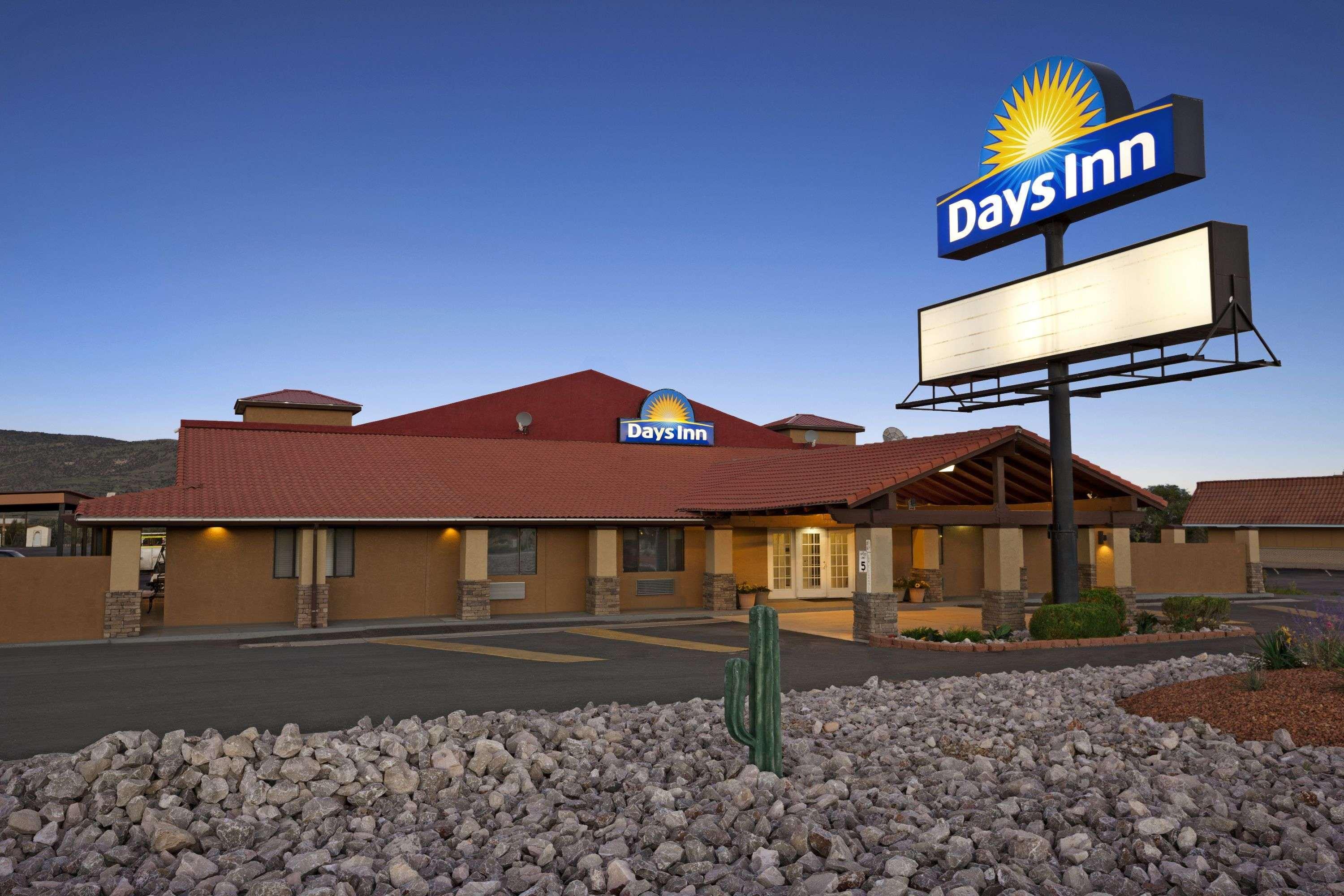 Days Inn By Wyndham Grants Exteriör bild